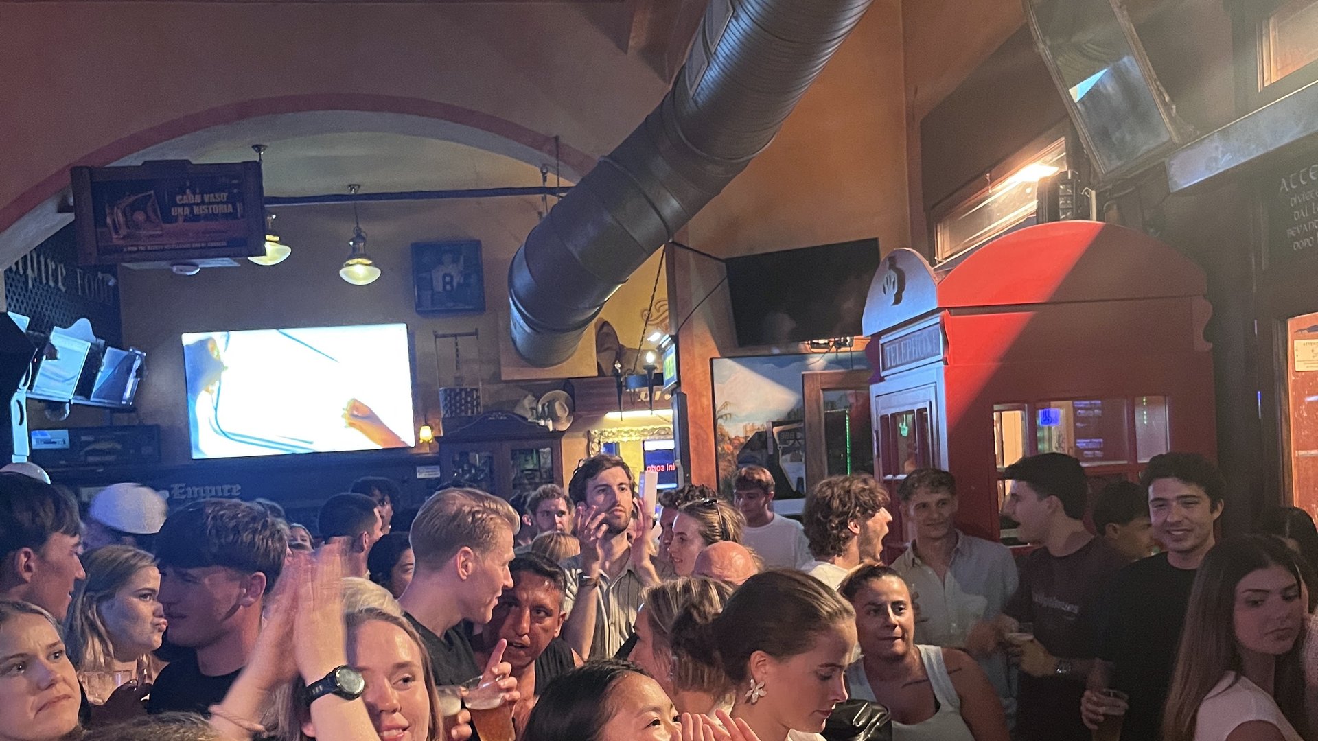 Sala dell'Empire Bologna piena di gente durante una partita sul maxischermo
