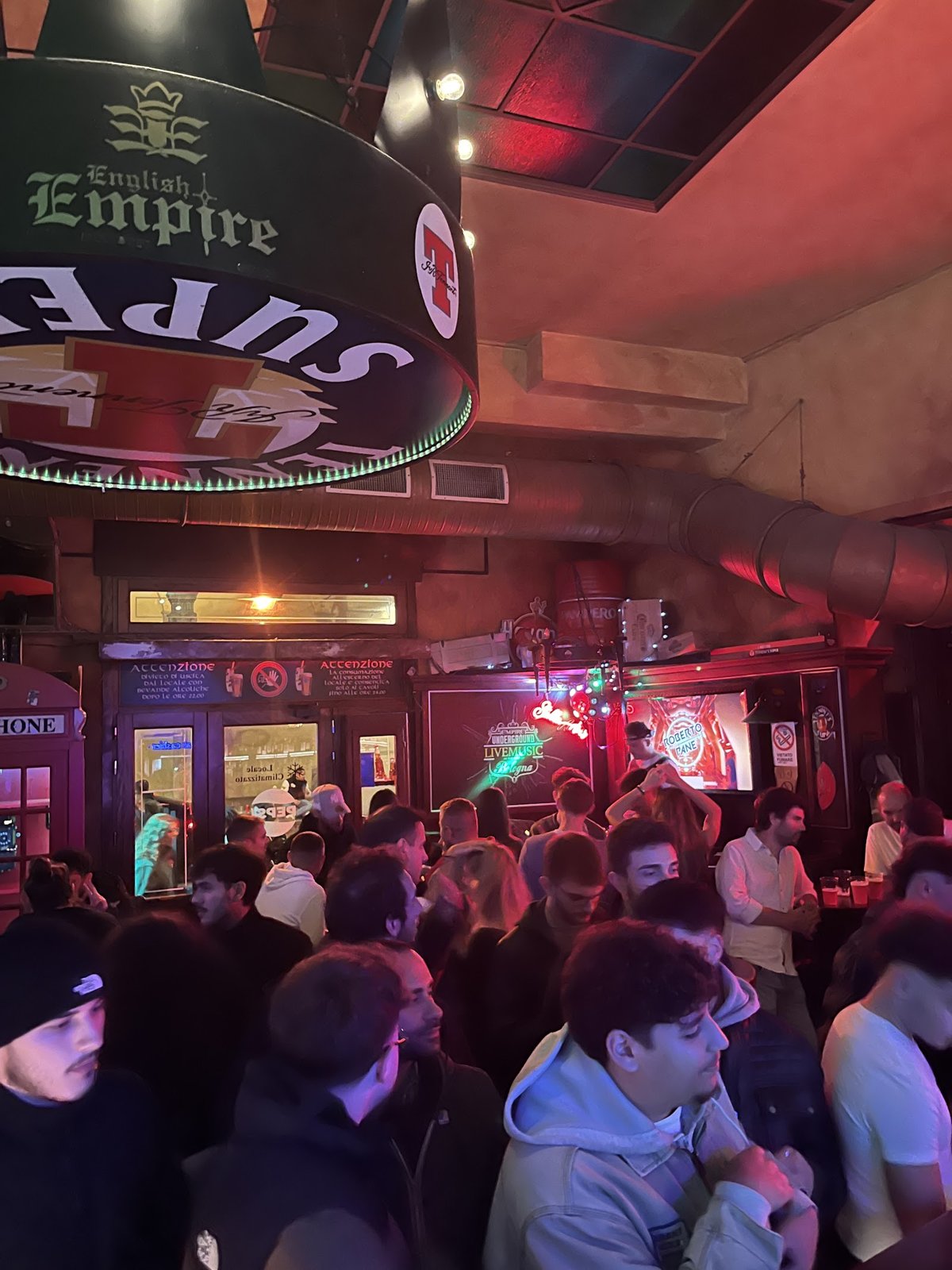 Sala piena di gente durante il karaoke all'Empire Bologna