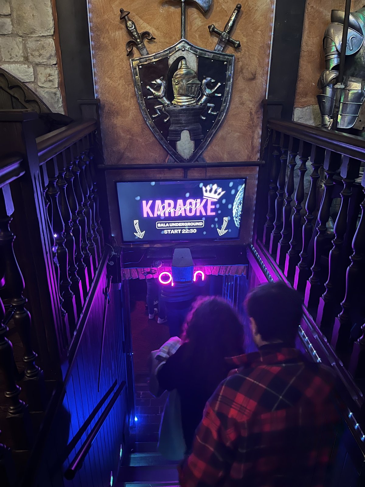 Insegna del karaoke danzante verso la sala underground dell'Empire Bologna