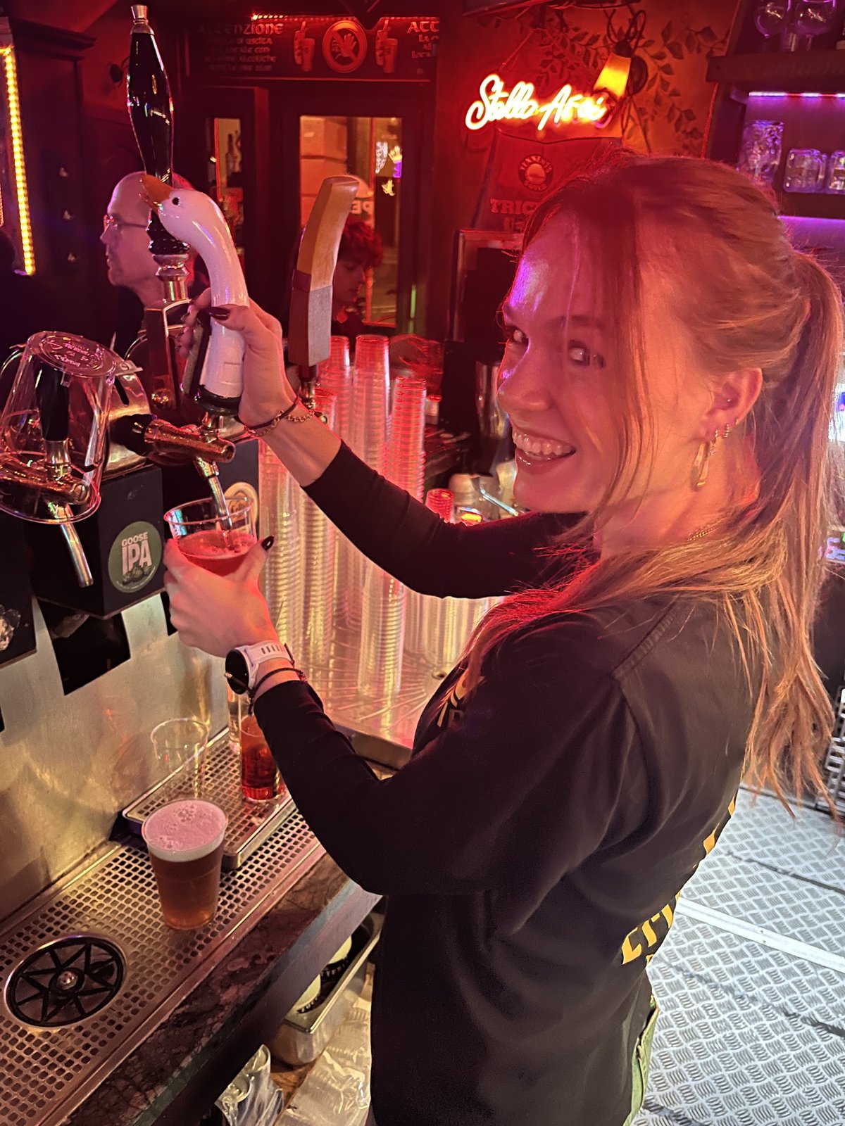 Spillatura di una birra al bancone dell'Empire Bologna