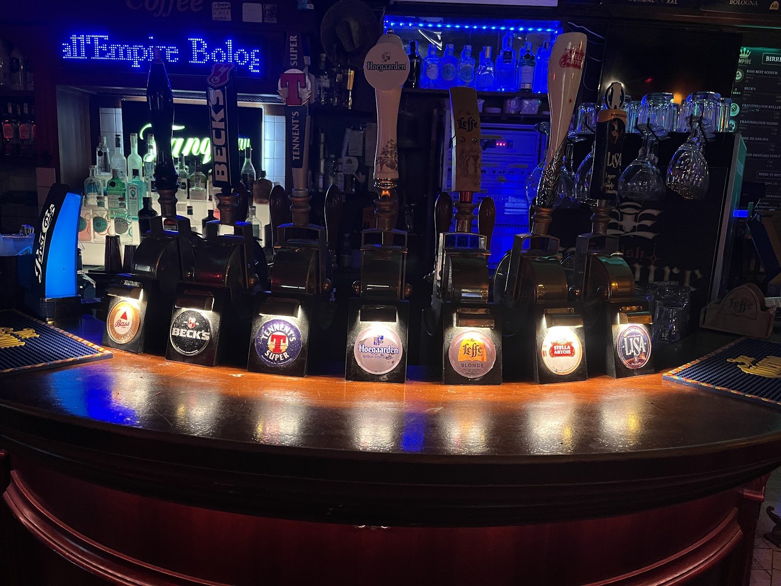Le spine delle birre dell'Empire Bologna