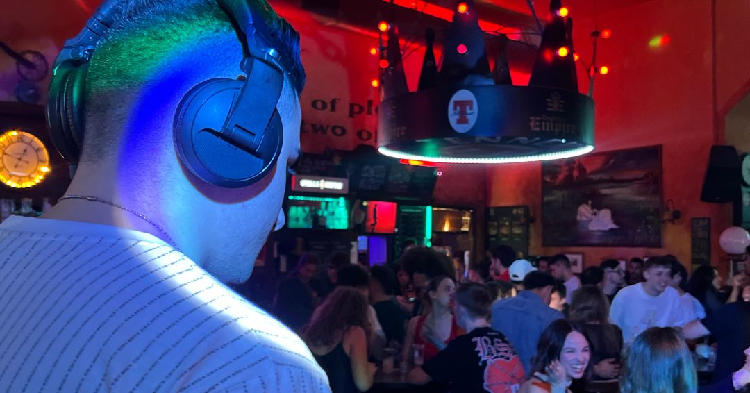 Sala dell'Empire Bologna con i maxischermi accesi durante una partita